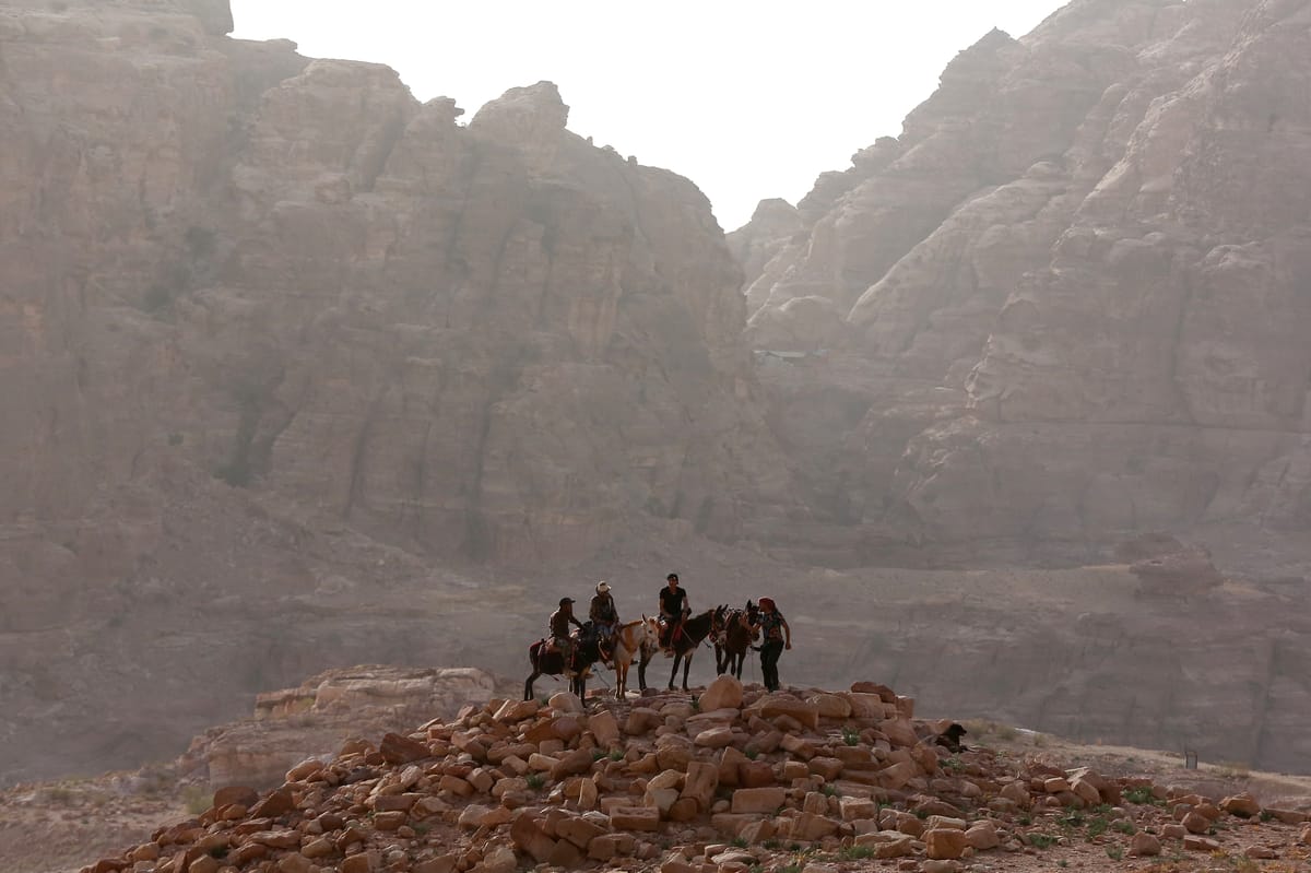 سيول جنوب الأردن تقتل سائحة وابنها