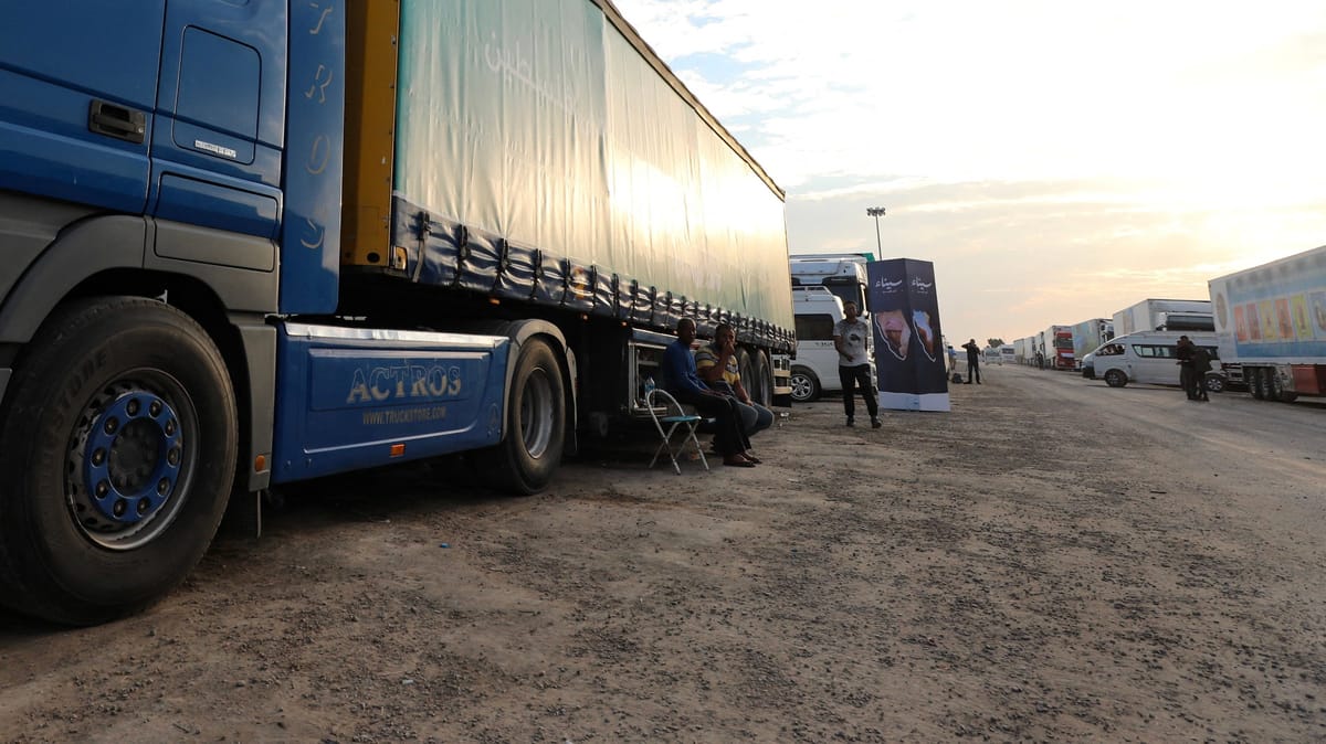 سائقو الشاحنات على "باب غزة" ينتظرون "إذن الهدنة"