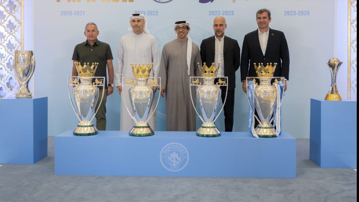 مانشستر سيتي يهدي منصور بن زايد ألقاب "الموسم التاريخي"