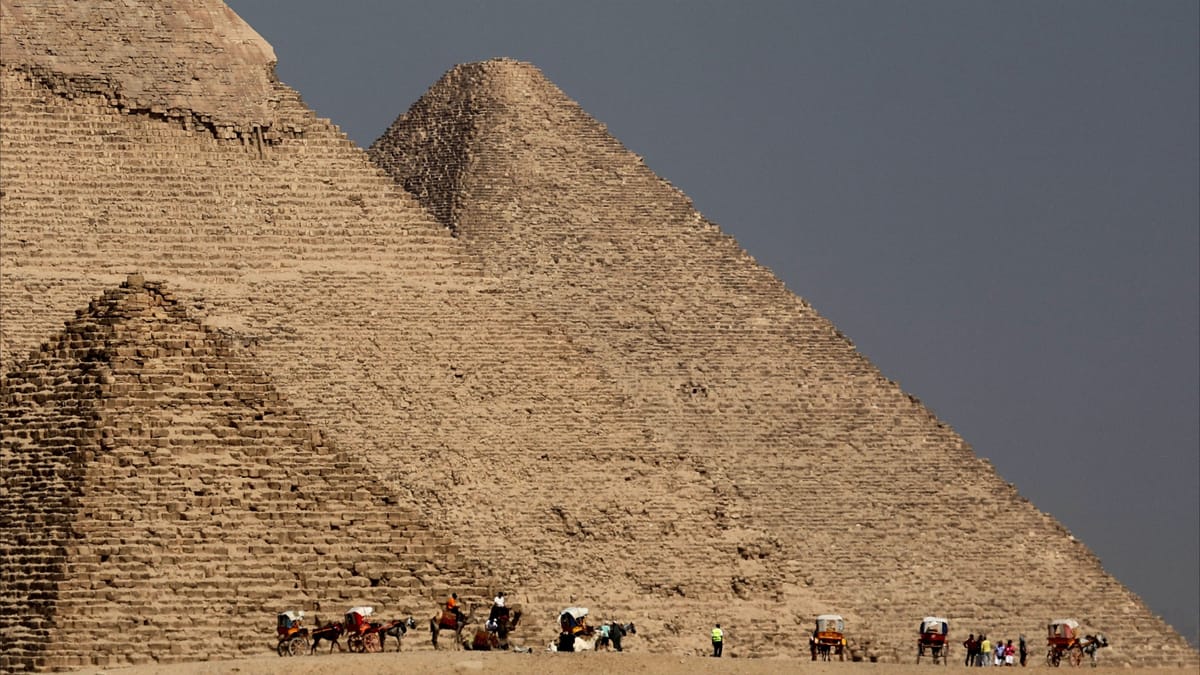 "تريند الأهرامات".. عرض مستمر في مصر