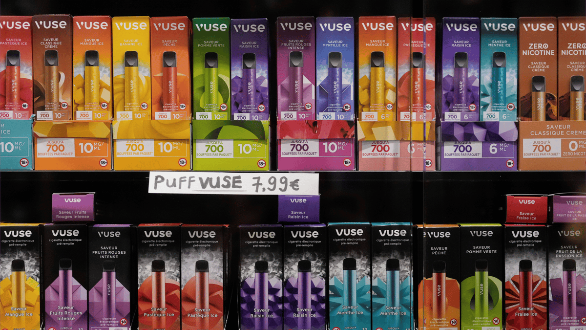 الباحث الذي باع حياده.. قصة الطبيب الذي خدم لوبي الـvapes