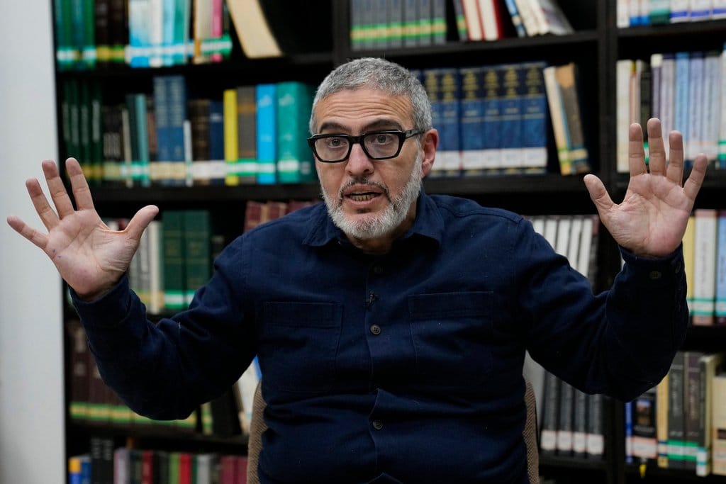 رحلة غسان أبو ستة إلى فرنسا.. زنزانة بدل المؤتمر