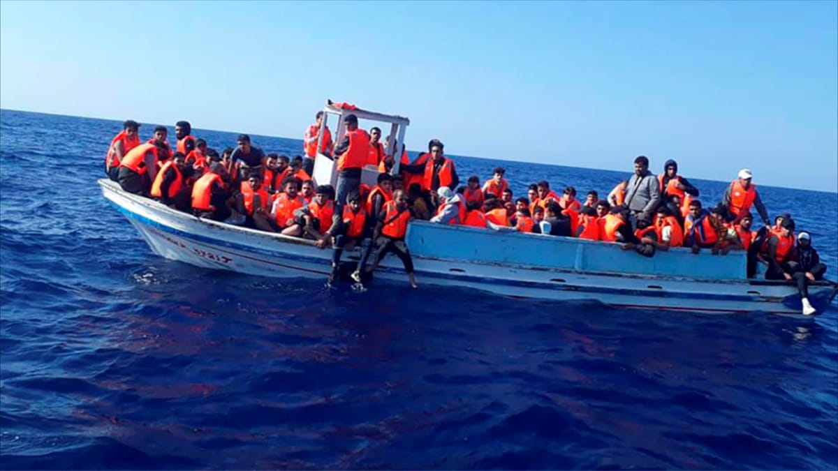 إنقاذ 51 مهاجرا من "قارب موت" قبالة ساحل لبنان