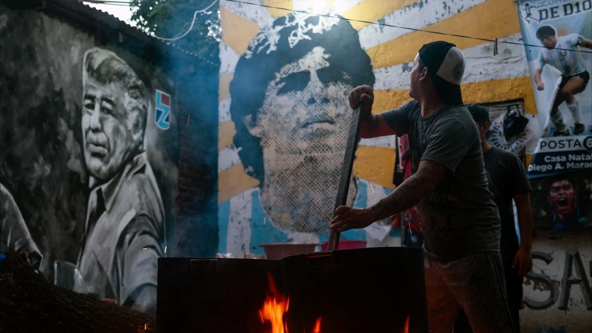 جثة هامدة.. صور مارادونا تهز محاكمة الفريق الطبي!