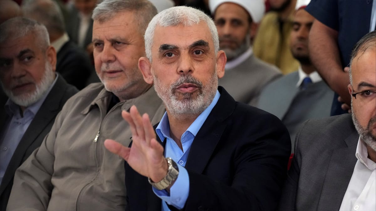 صحيفة: نتنياهو يُنقذ السنوار ٥ مرات
