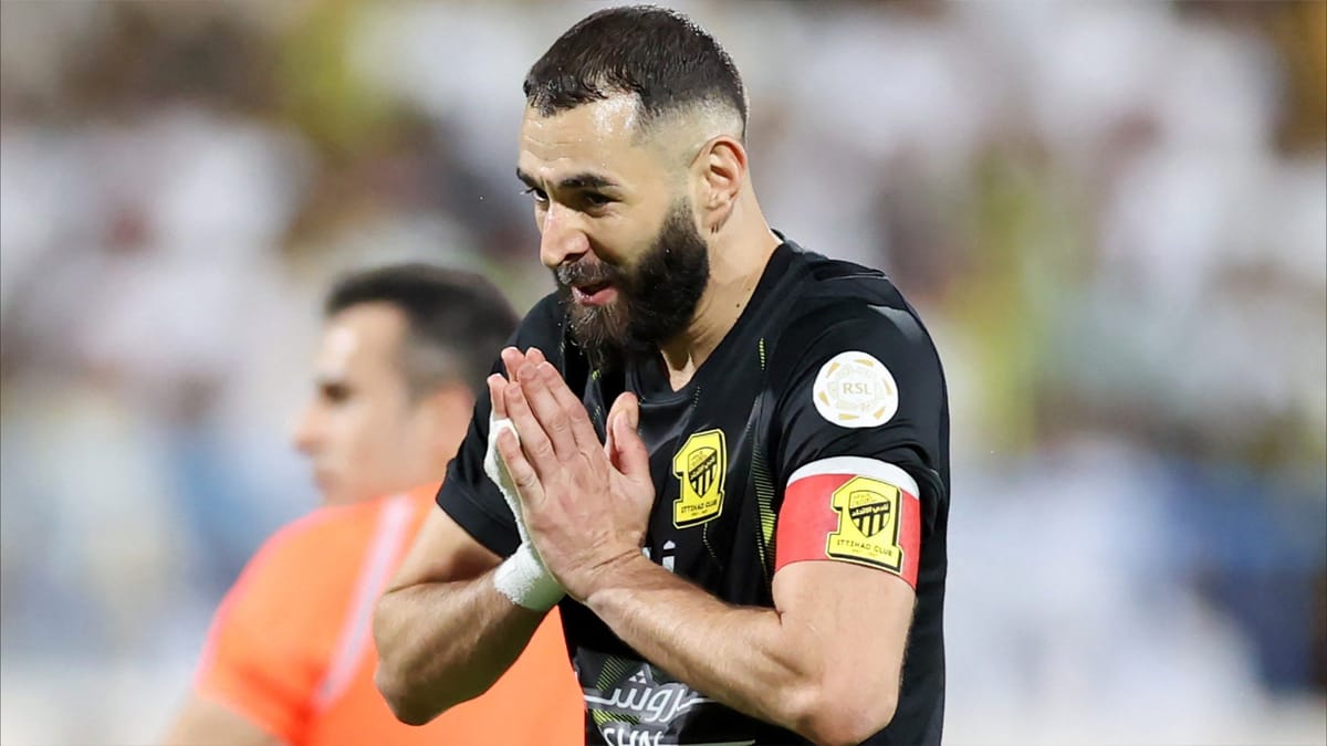 حتى فريقه لم يسلم.. بنزيمة بطل عودة الدوري السعودي