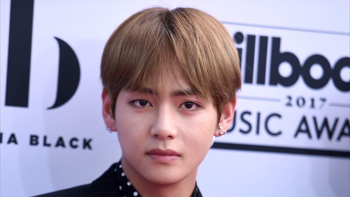 V من BTS يطلق ٣ أغنيات قبل أسبوع من ألبومه