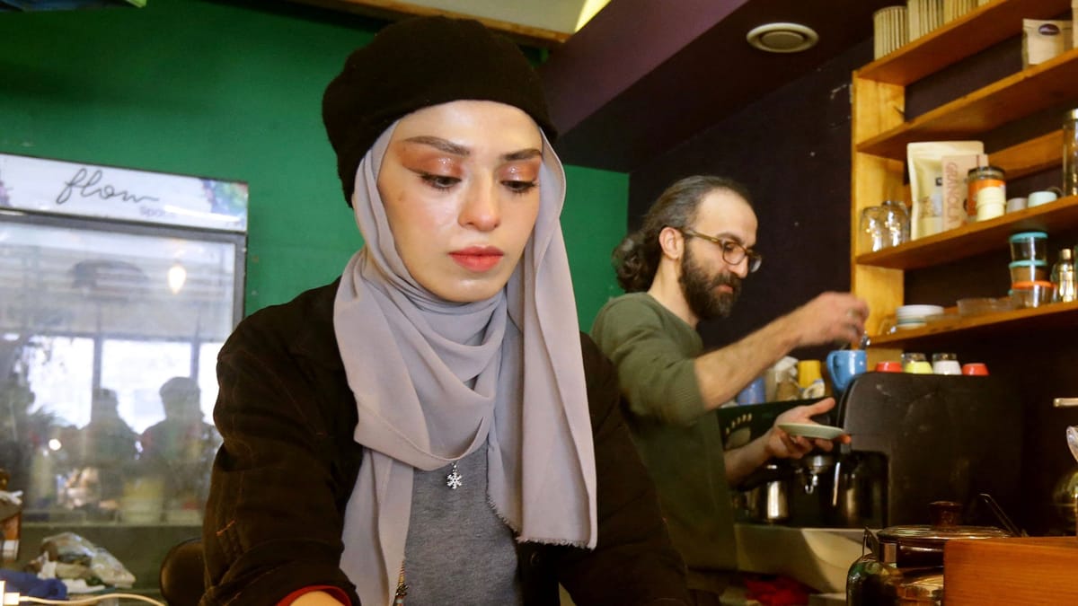 "أداوم من المقهى".. كهرباء دمشق تُحوّل المقاهي إلى مكاتب