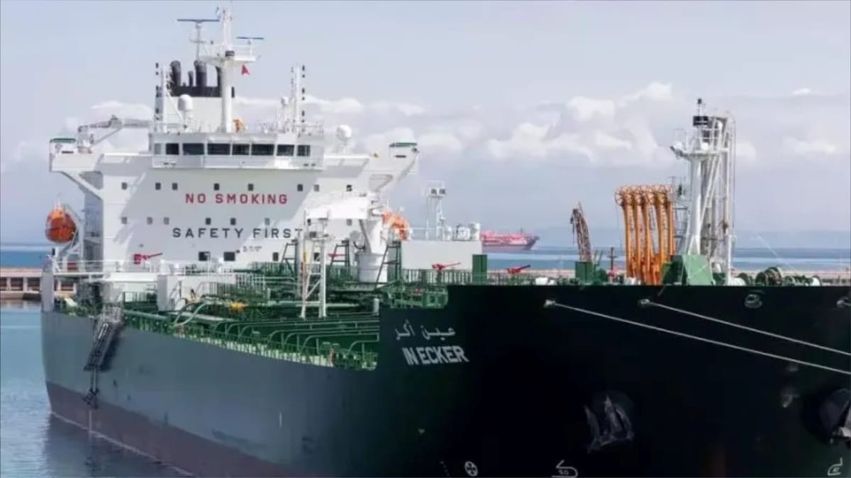 ناقلة الوقود الجزائري تصل ميناء لبنان