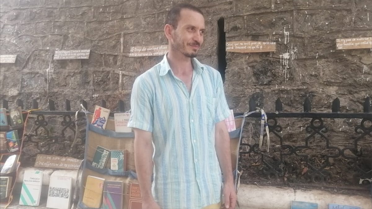 "Tommy" ينشر الثقافة على أرصفة الجزائر