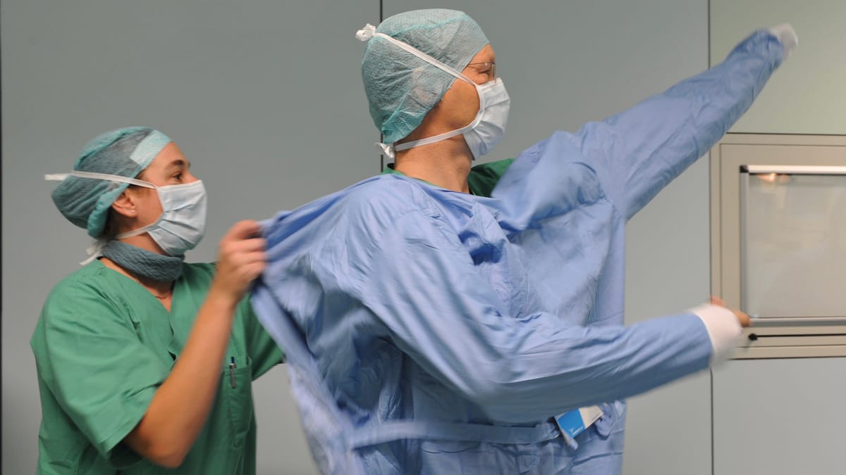 "طبيب مزيف" يجمّل سيدات بالقاهرة