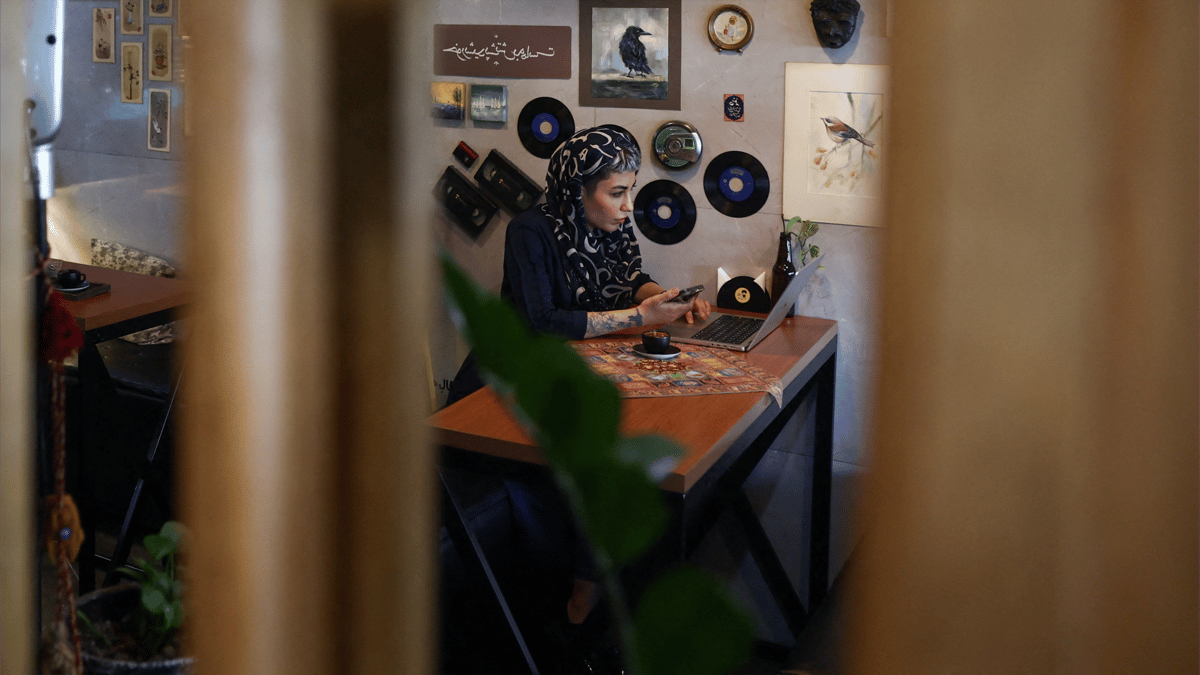 إيران تستعيد الإنترنت.. من "الانفرادي إلى ساحة السجن"