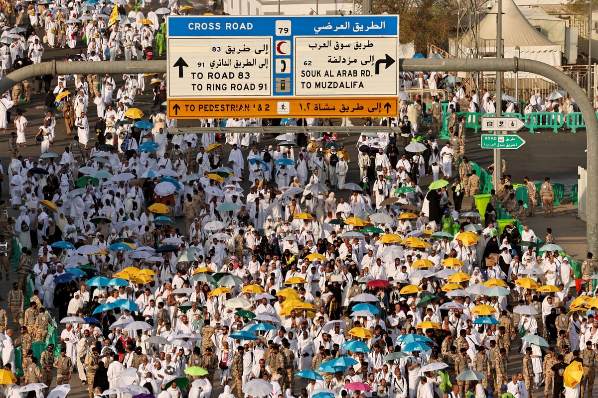 الحجاج يؤدون آخر المناسك في أول أيام العيد