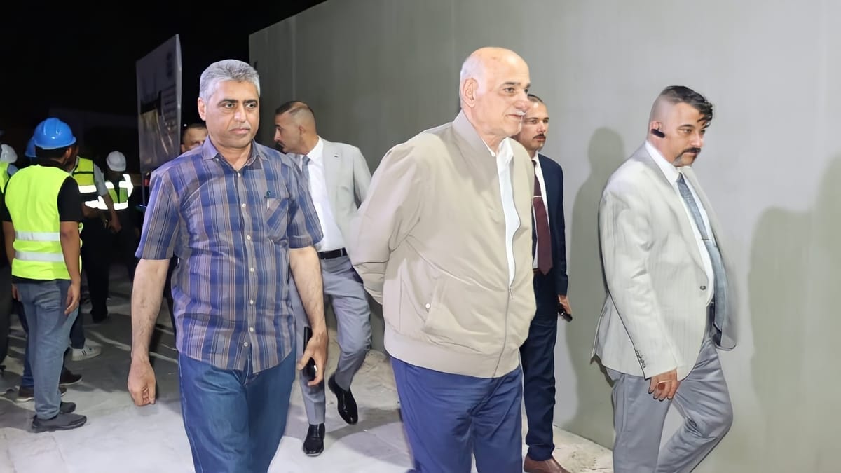 وزير عراقي بملابس شتوية في "عز الحر"