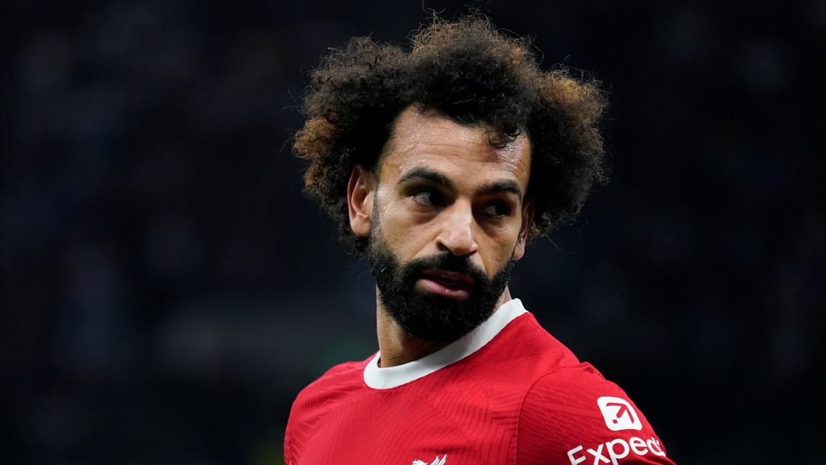 "طائرة صلاح" لأحمد رفعت تشعل السوشيال ميديا بمصر
