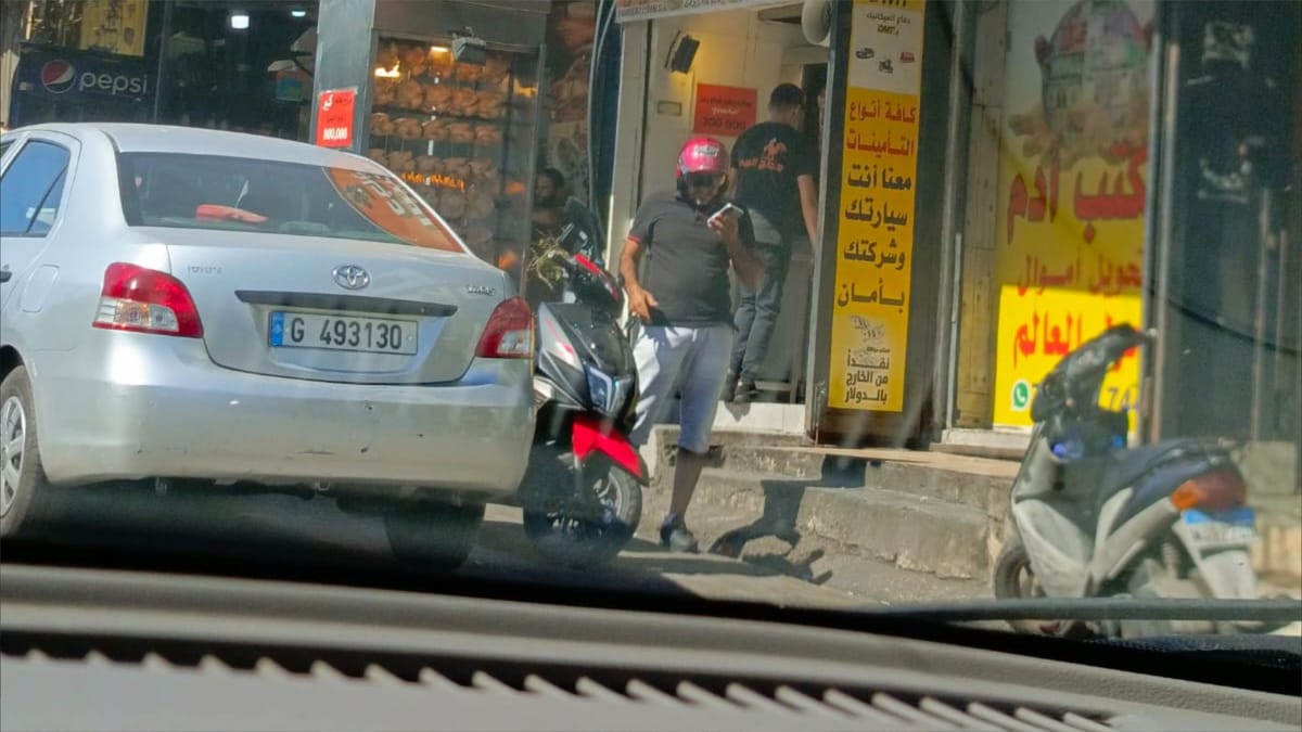 متاجر نشطة وتاكسي للملابس.. مشهد آخر لضاحية بيروت المنكوبة