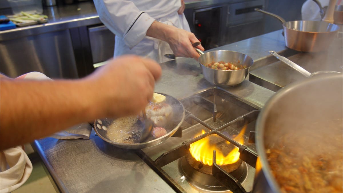 نضال وعادل.. يصنعان الحلويات بـ"اللحم" في الجزائر