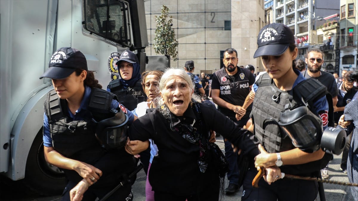 السياسة تقسم "أمهات تركيا".. خيط أمل بين Galata وديار بكر
