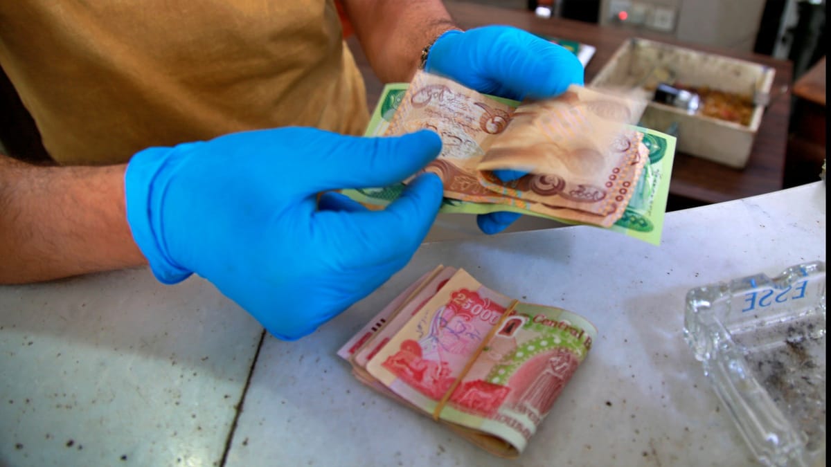 العراق يعلن التوقف عن التعامل بالدولار "داخليا"