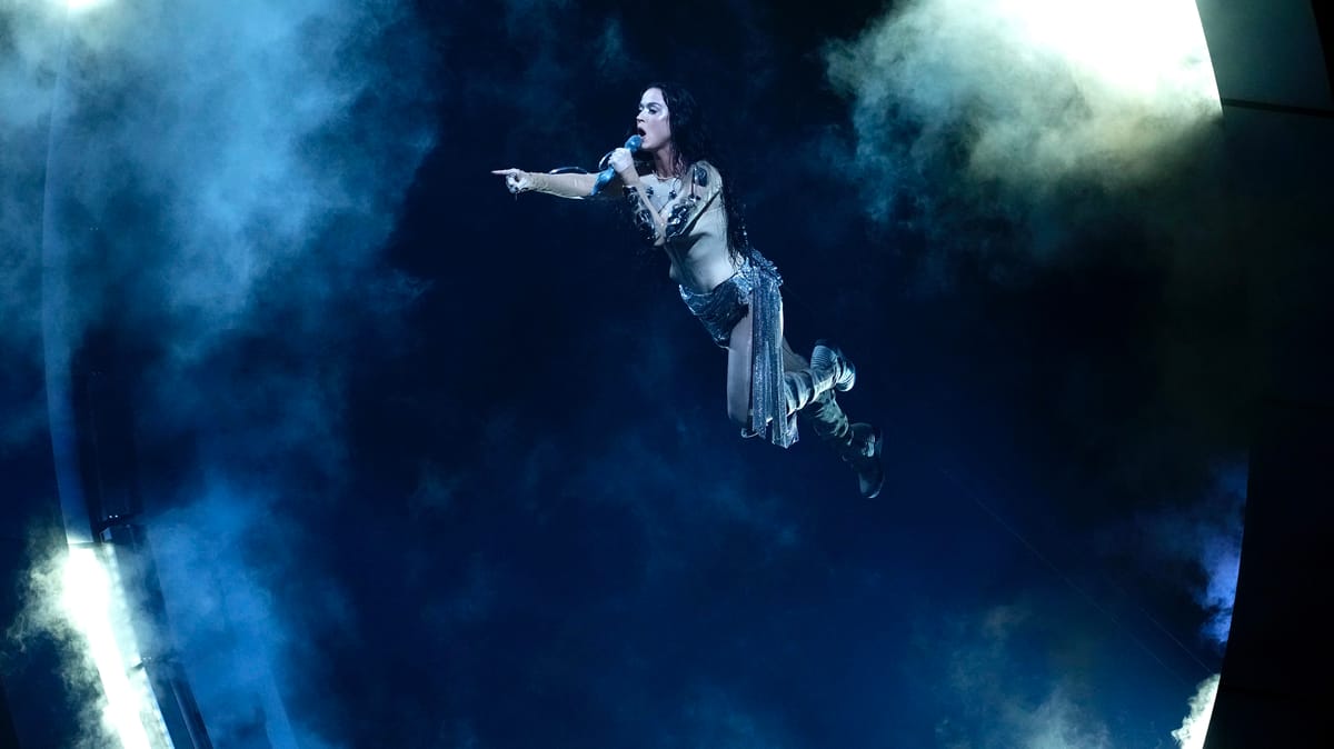 أعلى الحفلات ارتفاعا.. كاتي بيري تغني من الفضاء