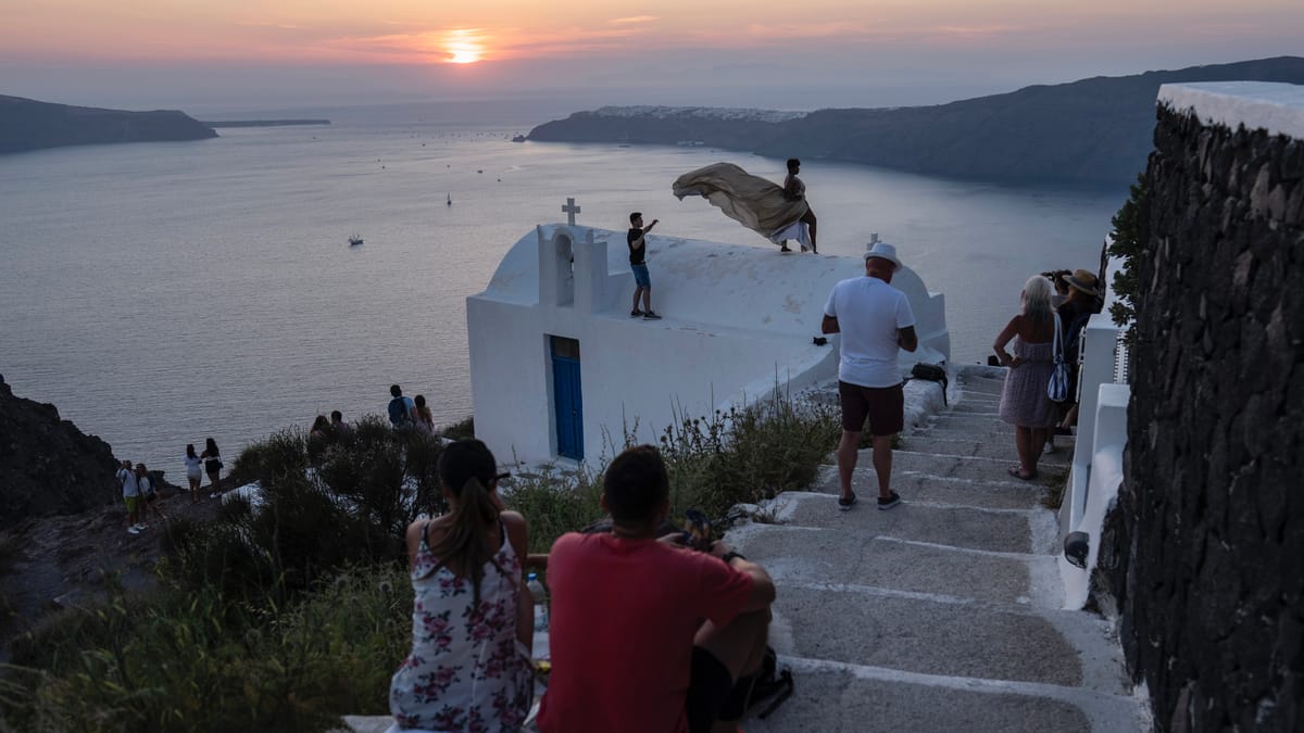 اليونان تطارد سائحي سانتوريني بـ"ضريبة جديدة"