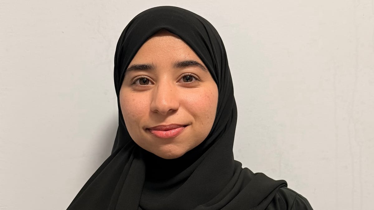 طالبة عُمانية تبتكر "بكتيريا معدلة وراثيا" لعلاج السرطان