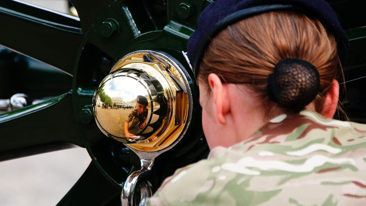 سويسرا تصوّت على "تجنيد النساء"