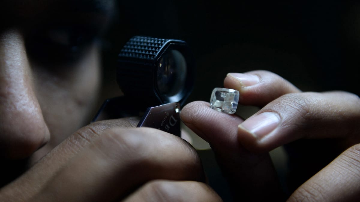 كيف فقد الألماس بريقه أمام أحجار المعامل؟
