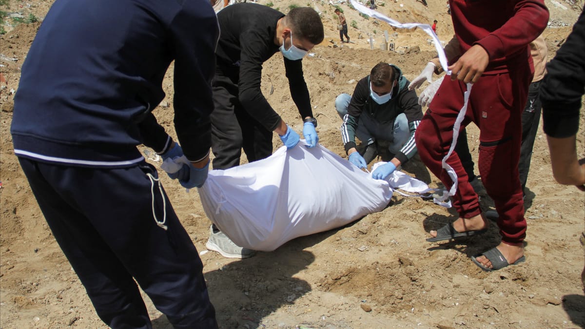 50 جثة متحللة في باحة مجمع طبي بغزة