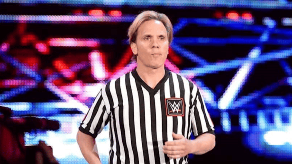 خفاش يعض أسطورة WWE.. ماذا حدث؟