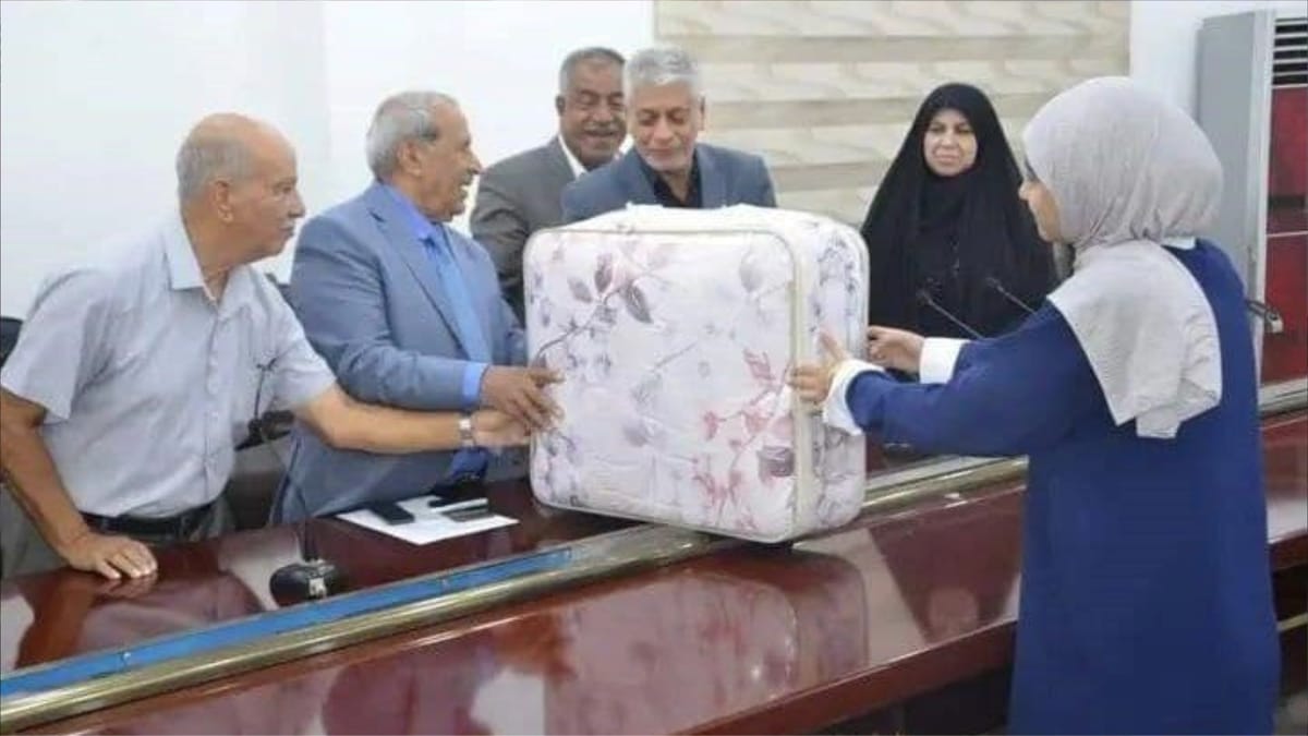 هدايا غريبة لأوائل الطلبة بالعراق