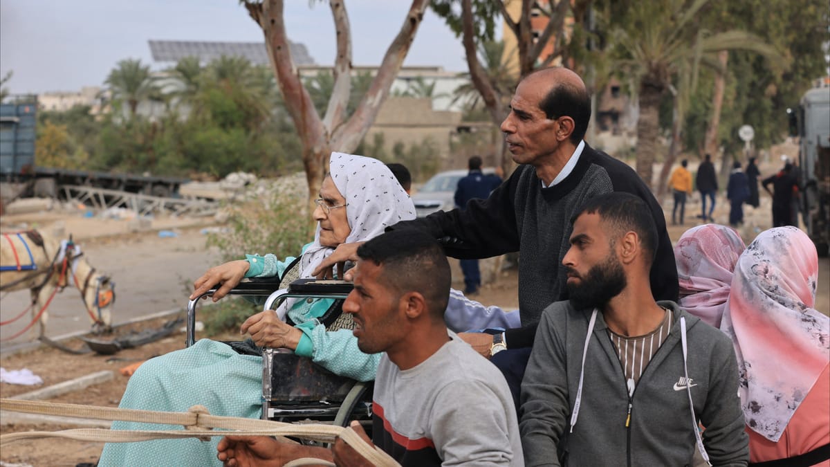 زيارة إلى الأنقاض في غزة.. تهاني تبني خيمة فوق ركام منزلها