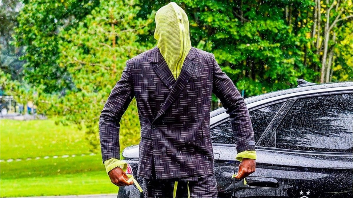 المدافع "المتنكر" يخطف الأضواء في معسكر فرنسا