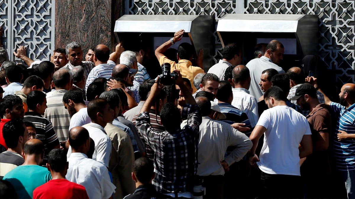 "أموال عالقة".. غزة تتكئ على صراف آلي واحد