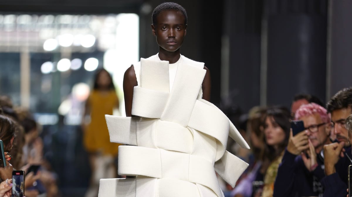 تصاميم JW Anderson تفاجئ أسبوع لندن للموضة