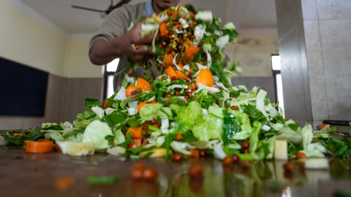 أوروبا تطارد الهدر في طبقك وخزانة ملابسك