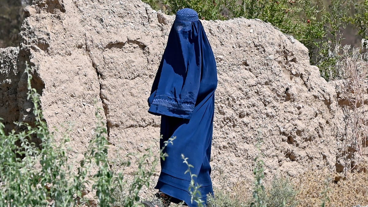 أفغانيات يواجهن قانون طالبان بالغناء