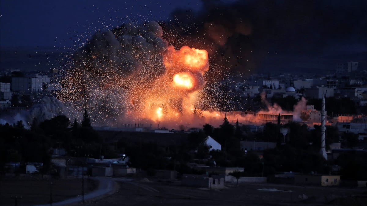 رويترز: مقتل 10 أشخاص في ضربات "مجهولة" على سوريا