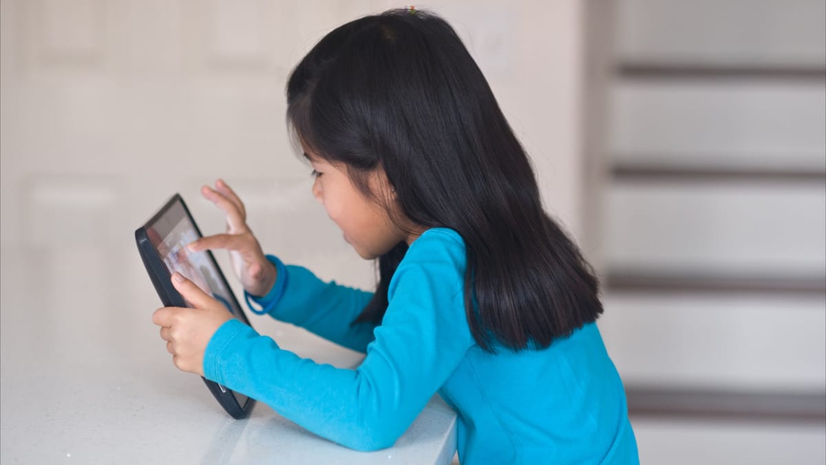 إدمان صغير.. كيف تؤثر السوشيال ميديا على أطفال المغرب؟