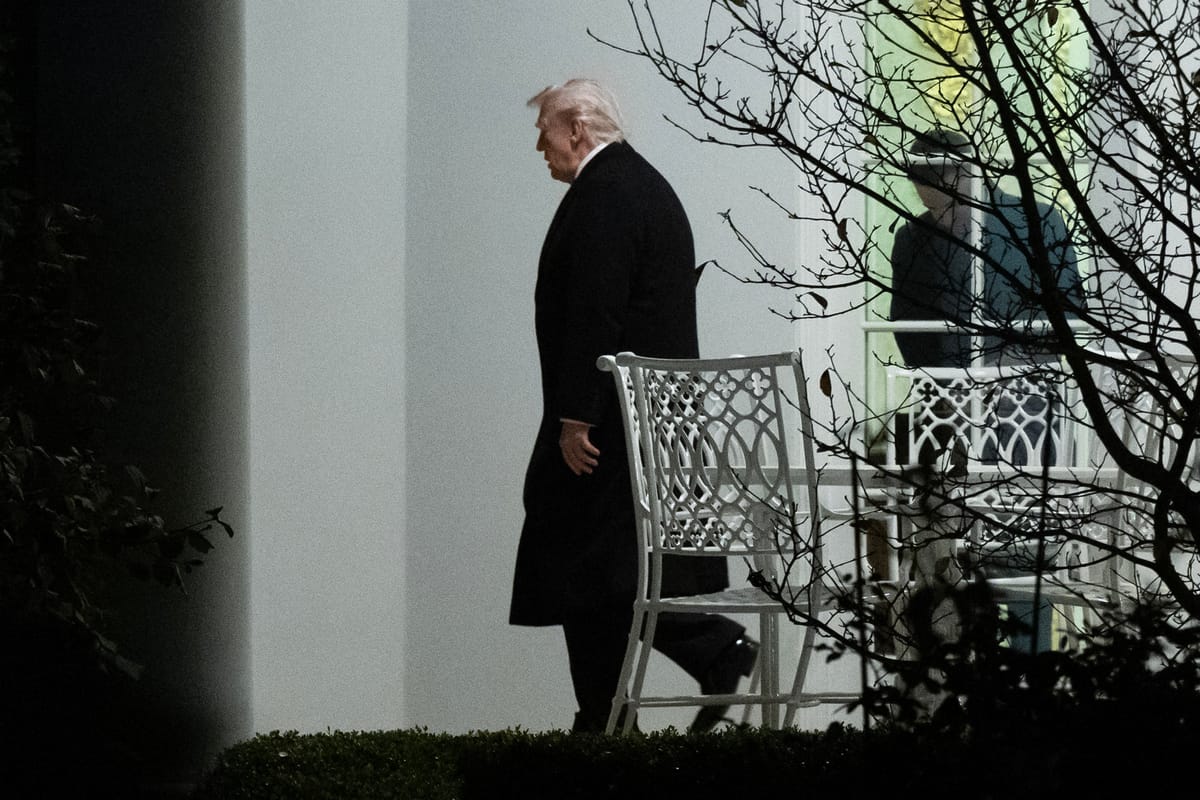 طمأنة ترامب لا توقف الهزة.. هل تمتد فقاعة الـAI إلى جيبك؟