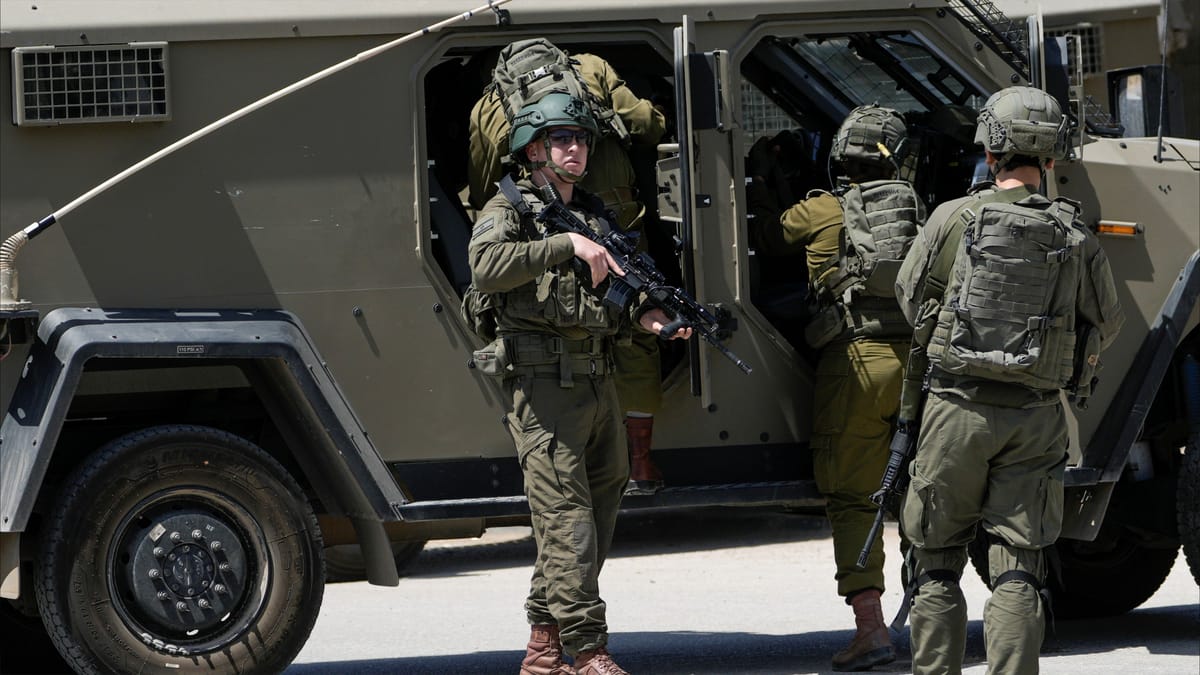 فيديو صادم.. قوة إسرائيلية تقيد جريحا فلسطينيا فوق مدرعة