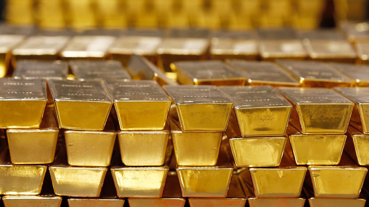 الذهب يتجاوز 3100 دولار بعد موجة هروب إلى "الملاذ الآمن"