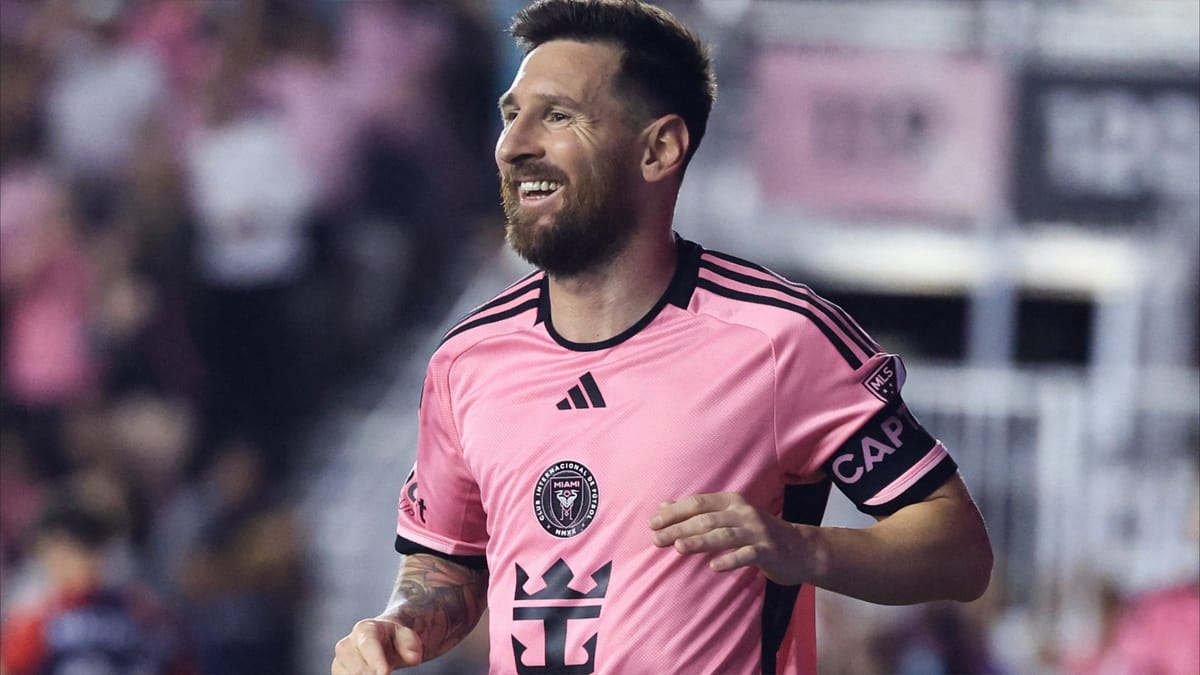 حارس برشلونة ينصف ميسي ورونالدو