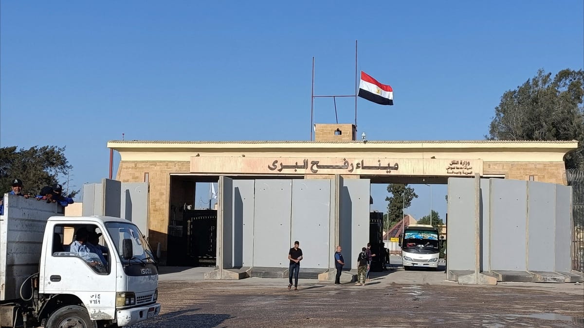 إزالة كتل خرسانية تمهيدا لفتح معبر رفح