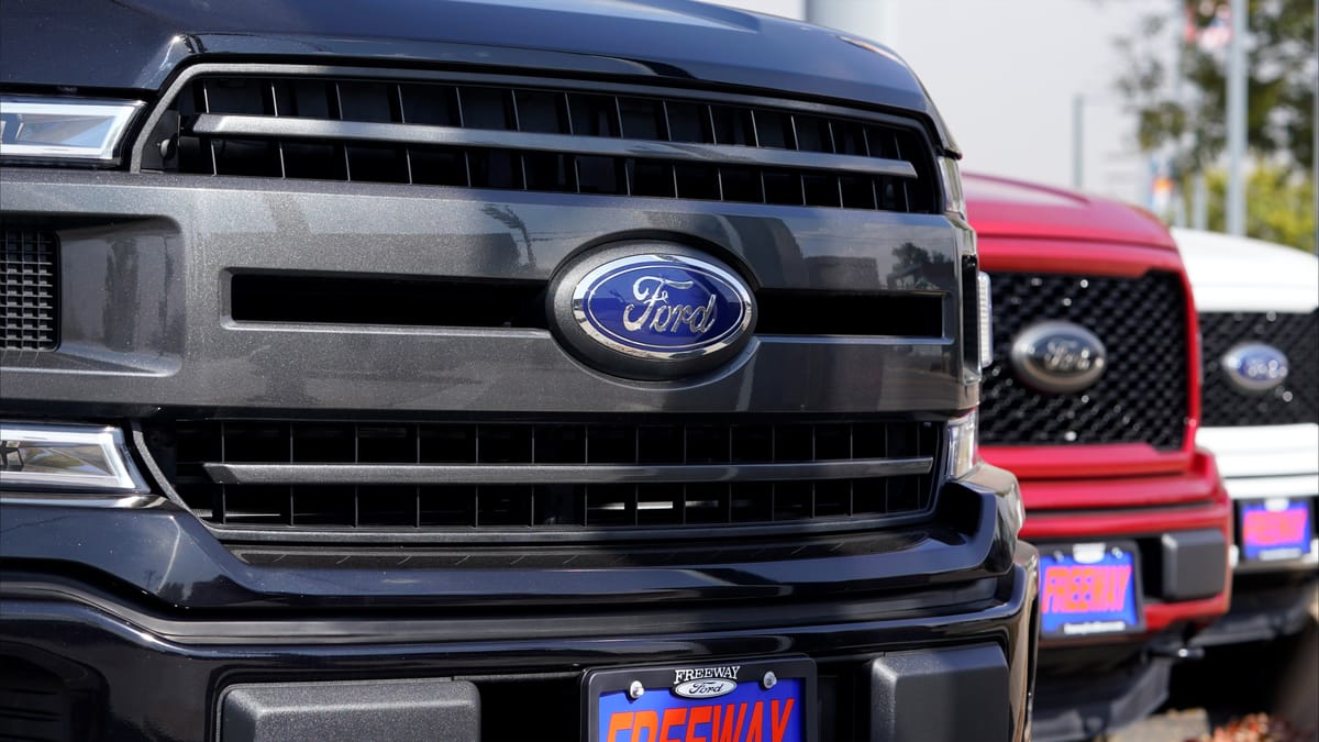 فورد تدعم ترامب بمليون دولار وأسطول سيارات