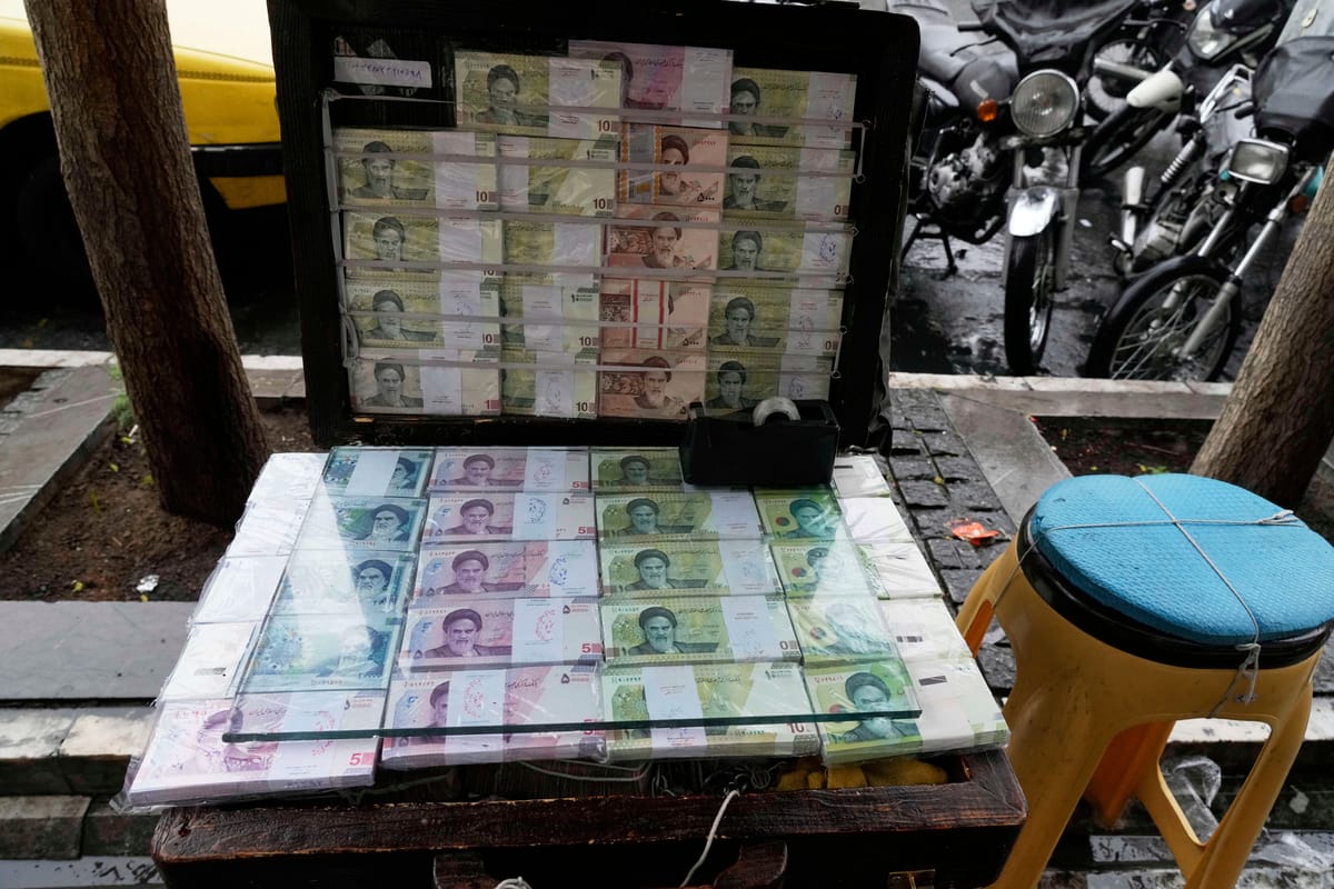 الريال الإيراني.. انهيار غير مسبوق