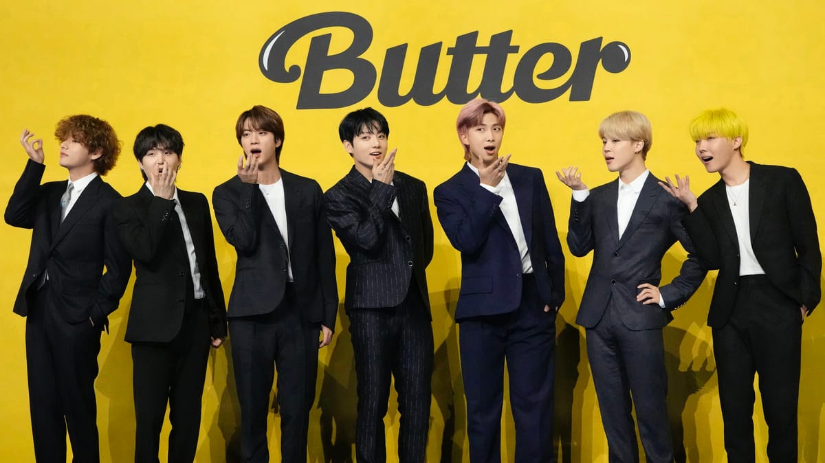 "جنود" BTS يخلعون الزيّ.. V وRM خارج الجيش بعد أيام
