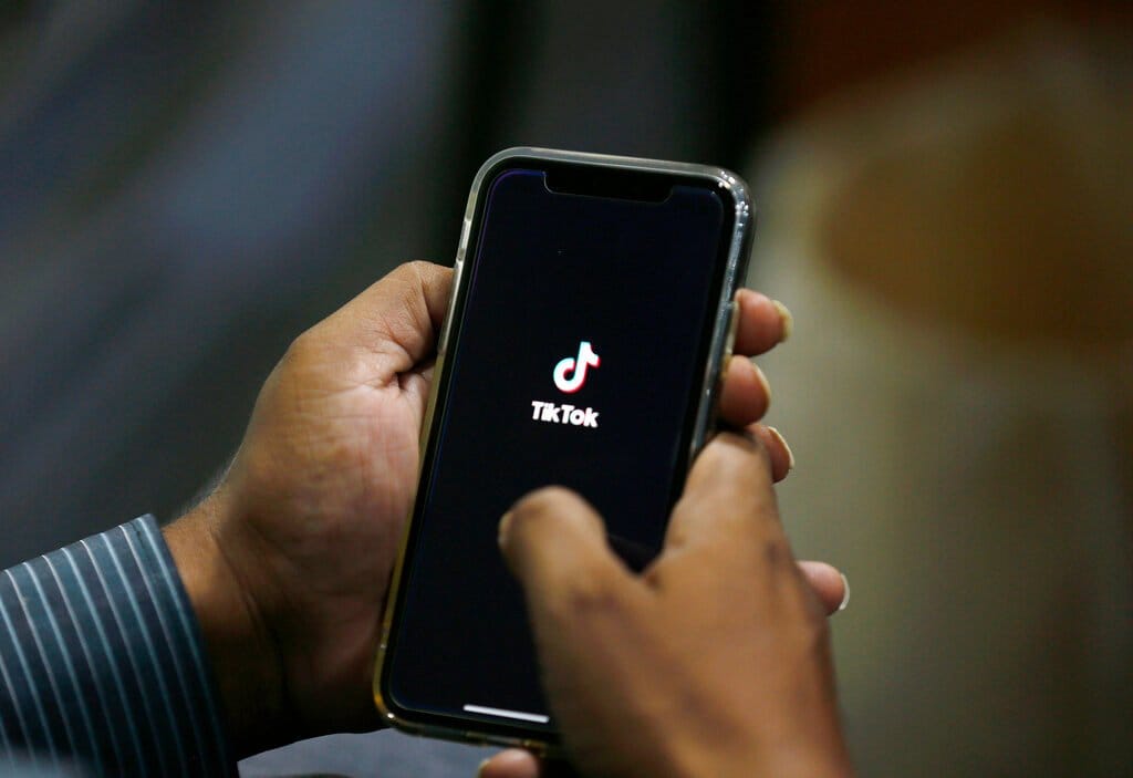 تحذير أوروبي لـ"تيك توك" بشأن محتوى الحرب