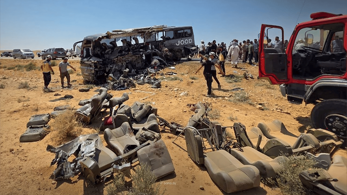 عشرات القتلى بتصادم حافلتين على طريق دمشق- دير الزور