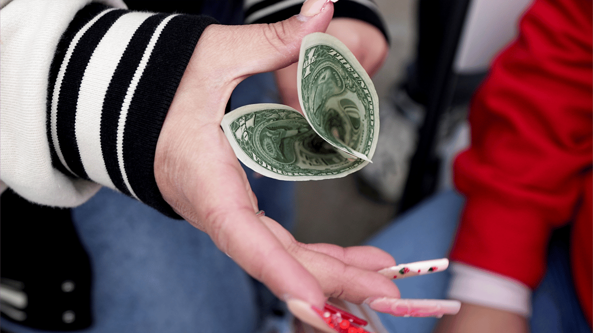 من نيكسون إلى ترامب.. الدولار في عين العاصفة